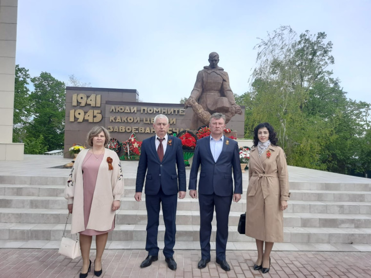 9 Мая глава администрации Бутурлиновского городского поселения Александр Головков принял участие в церемонии возложения цветов.