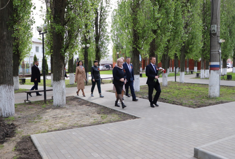 9 Мая глава администрации Бутурлиновского городского поселения Александр Головков принял участие в церемонии возложения цветов.